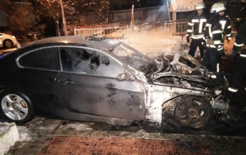 В Киеве сгорели два авто, очевидцы заявляют о поджоге (фото)