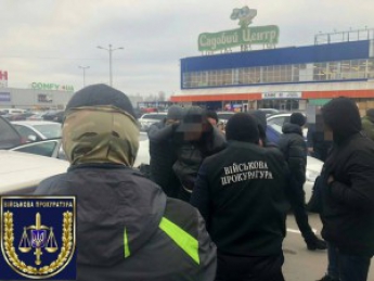 На парковке «Эпицентра» за крупную взятку задержали сотрудника Приднепровской железной дороги (Фото)