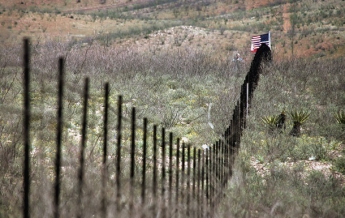 Трамп пообещал "художественно оформить" стену на границе с Мексикой