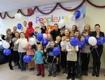 В Мелитополе немецкая транспортная компания вместе со Святым Николаем устроила яркий праздник для детей (фото, видео)