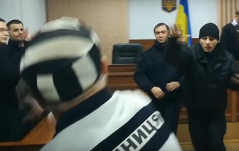 На суде у Савченко в прокурора запустили сапогом (видео)