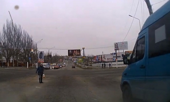Маршрутка отрезала путь женщине, переходящей дорогу (видео)