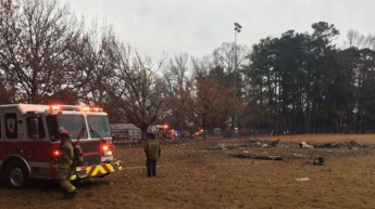 Самолет упал на футбольное поле, есть жертвы (видео)