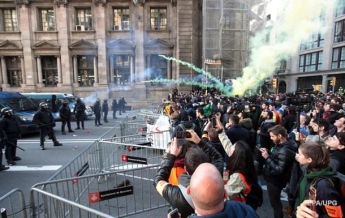 Протесты в Барселоне: более 50 пострадавших, 12 задержанных