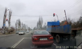 Мелитопольские водители продолжают плевать на светофоры (видео)