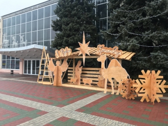 В Мелитополе в центре города установили рождественский вертеп