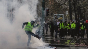 В Париже "желтые жилеты" напали на правоохранителей