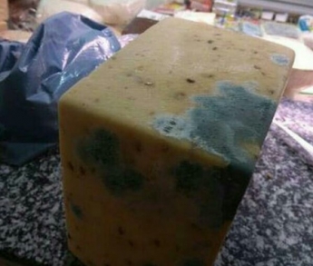 В сети показали сыр, который попадет к покупателям после "косметического ремонта" (фото)