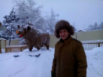 Житель Якутии вылепил из навоза гигантскую новогоднюю скульптуру. ФОТО
