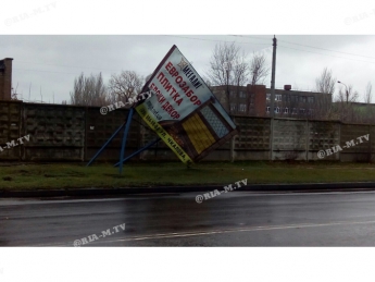 В Мелитополе ветер снес рекламный щит(фото)