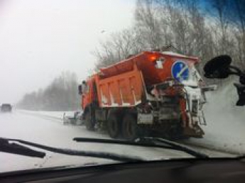 Трассу Мелитополь-Запорожье очищают от снега