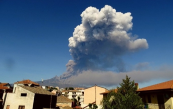 В Италии началось извержение вулкана Этна (Фото, Видео)