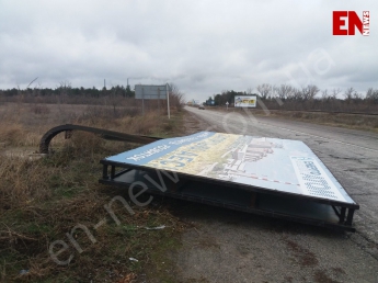 В Запорожской области на трассу рухнул билборд (фото)