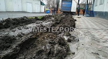 В центре Запорожья фура с товаром для АТБ вспахала газон и застряла в нём (ФОТО)