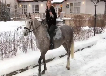 Крымская "няша" Поклонская насмешила сеть новогодним обращением на коне