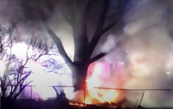 Упавший на жилые дома самолет сняли на видео