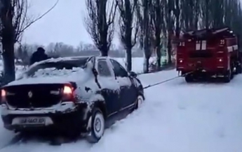 В Украине 900 авто застряли в снежном плену (видео)