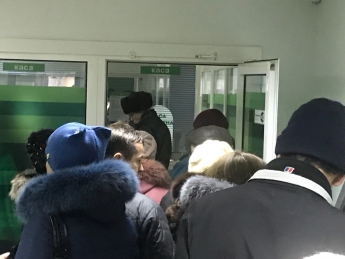 Перед затяжными выходными в Мелитополе штурмуют отделения Приватбанка (фото)