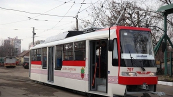 В Запорожье пассажиры пытались сдвинуть с места трамвай (Фото)
