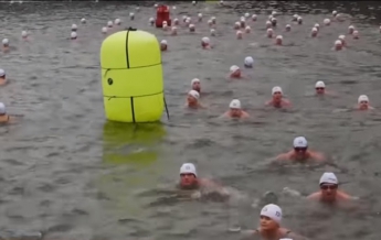 В Праге прошел массовый заплыв через реку Влтава (видео)