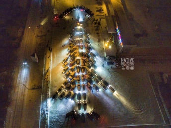 В Мелитополе сделали самую нестандартную елку из автомобилей (фото)
