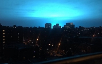 В Нью-Йорке из-за взрыва на заводе "посинело" небо (видео)