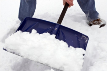 В Мелитополе чиновники напомнили, кто, кроме коммунальщиков, обязан убирать снег и лед с тротуаров