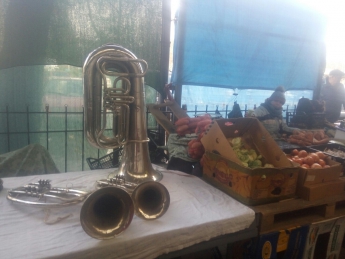 На рынке среди овощей продают музыкальные инструменты (фото)