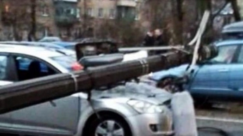 В Киеве на автомобиль во время движения упал столб (фото),(видео)