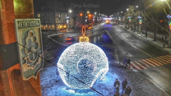 Появилось видео новогоднего Мелитополя, залитого огнями иллюминации