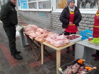 В Мелитополе сало с мясом продают даже на центральном проспекте (фото)