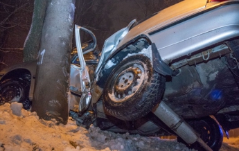 В Днепре автомобиль влетел в столб: водитель погиб (фото)