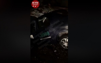 В Киеве такси провалилось в яму