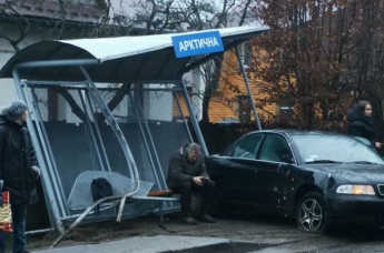 ДТП во Львове: автомобиль влетел в автобусную остановку, есть пострадавшие. ФОТО
