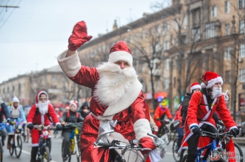 Уже завтра запорожцы смогут увидеть десятки Санта Клаусов и новогодних персонажей на велосипедах (фото)