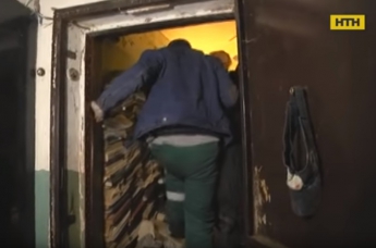 В Запорожье из-за соседа у людей с потолка текут фекалии (Видео)