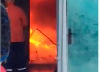 Погорельцы с соседями сами потушили пожар (видео)