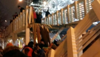 Во время исполнения гимна в России рухнул мост с людьми (видео)