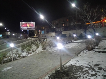 Памятный сквер в центре города - с новой подсветкой (фото)