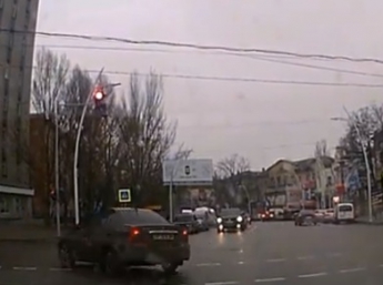 Красный - не помеха. Водитель на опасном перекрестке наплевал на ПДД (видео)