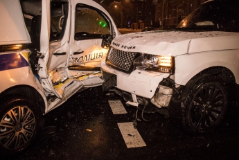В Киеве Range Rover врезался в полицейский автомобиль (фото)