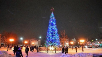 В Борисполе мужчина рухнул с главной елки города (видео)
