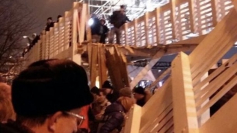 Появилось видео рухнувшего моста в Москве во время исполнения гимна России
