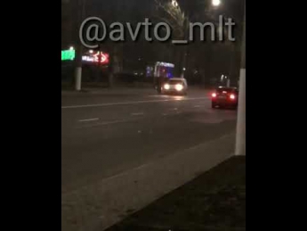 Женщина на центральном проспекте в Мелитополе бросалась под машины (видео)