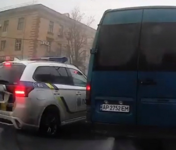 Суровые мелитопольские маршрутчики нарушают ПДД прямо на глазах у полиции (видео)