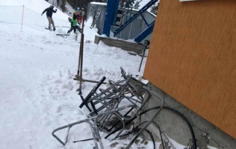 На украинском курорте с подъемника упали лыжники - соцсети
