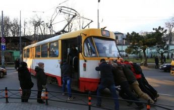 В Одессе пассажиры толкали трамвай