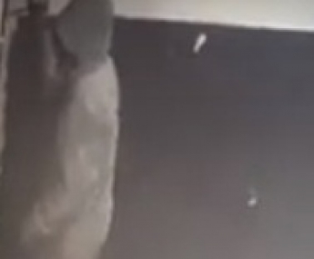 В Мелитополе житель пятиэтажки изрезал ножом двери соседям (видео)