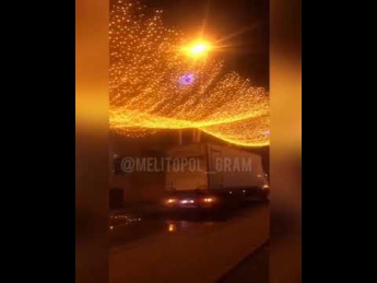 Светящуюся инсталляцию на центральной площади повредил грузовик (видео)