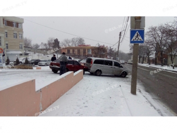 В Мелитополе из-за непогоды и невнимательности водителей уже случилось первое ДТП (фото)